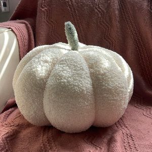 White pumpkin pillow (16”)